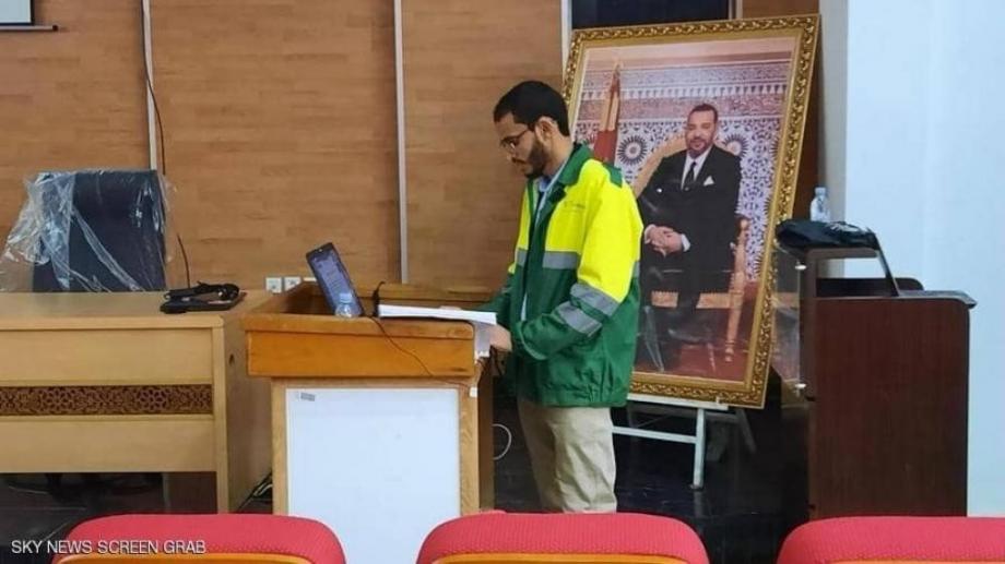 مغربي يناقش الدكتوراه بزي عمال النظافة