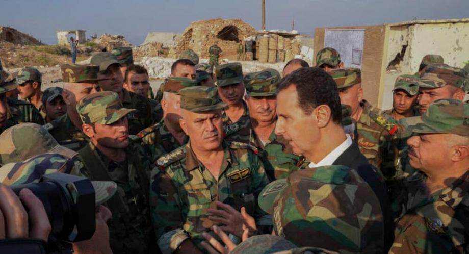 بشار الأسد وسط عدد من ميليشياته في سوريا