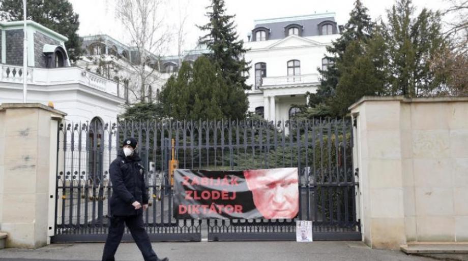 السفارة الروسية في براغ معلق على بوابتها لافتة معارضة للرئيس الروسي
