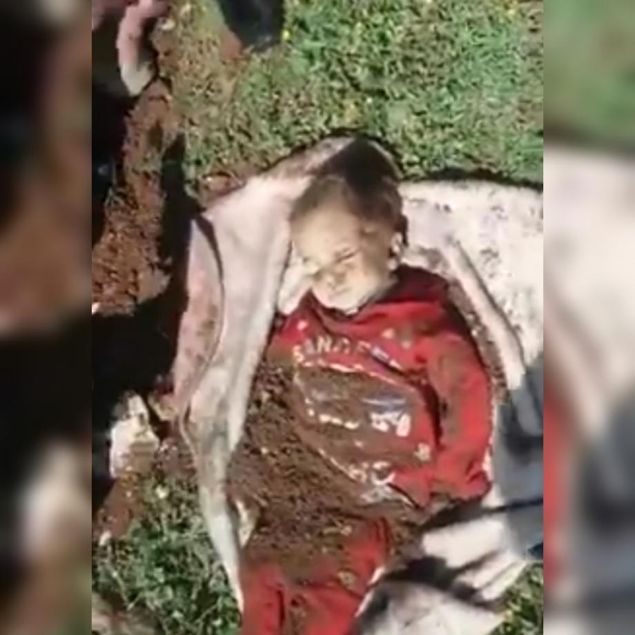 جثة الطفلة بعد إخراجها من القبر