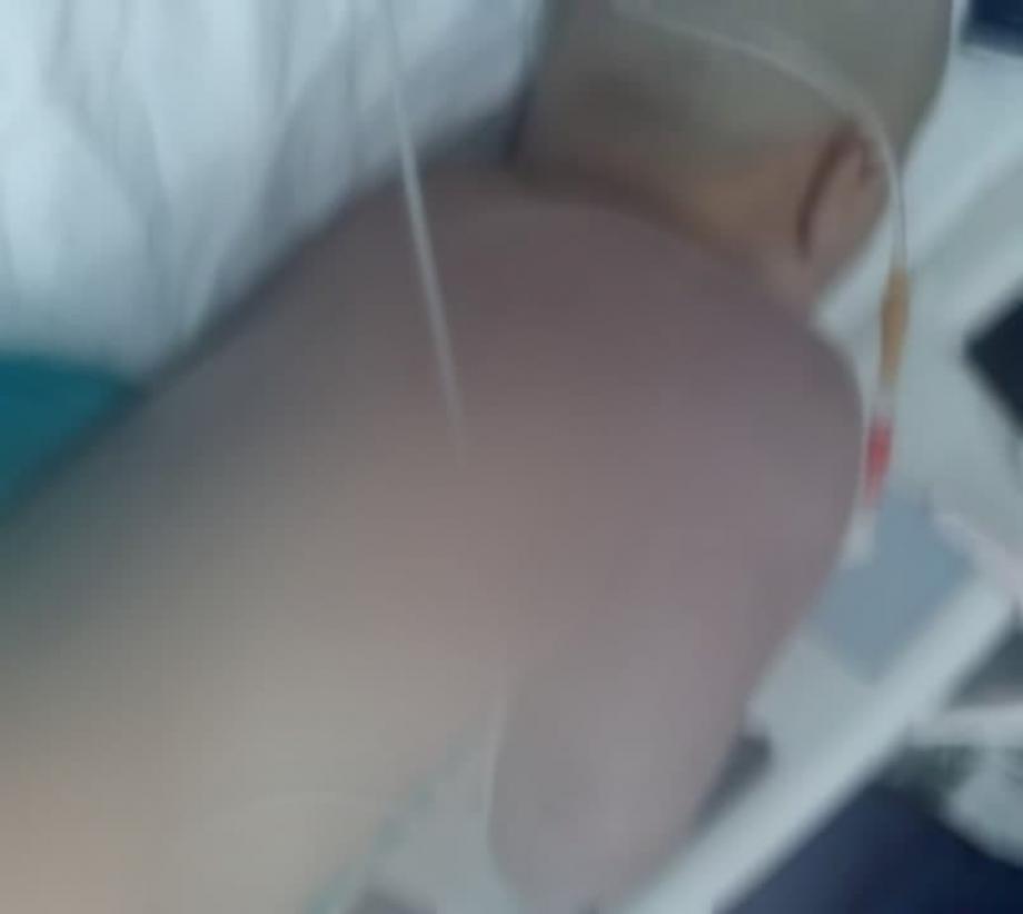 الطفلة رهف سبعاوي وهي في المستشفى
