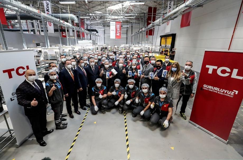 وزير الصناعة والتكنولوجيا التركي مصطفى ورانك، نظم زيارة إلى مصنع شركة "TCL"