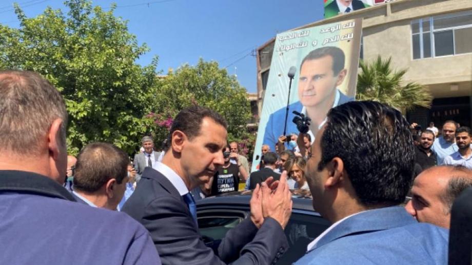 بشار الأسد خلال زيارته لمدينة دوما قبل أسبوعين