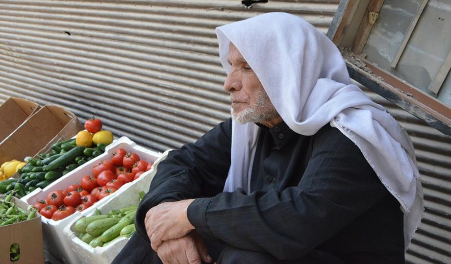 رجل مسن يجلس في أحد شوارع مدينة دمشق