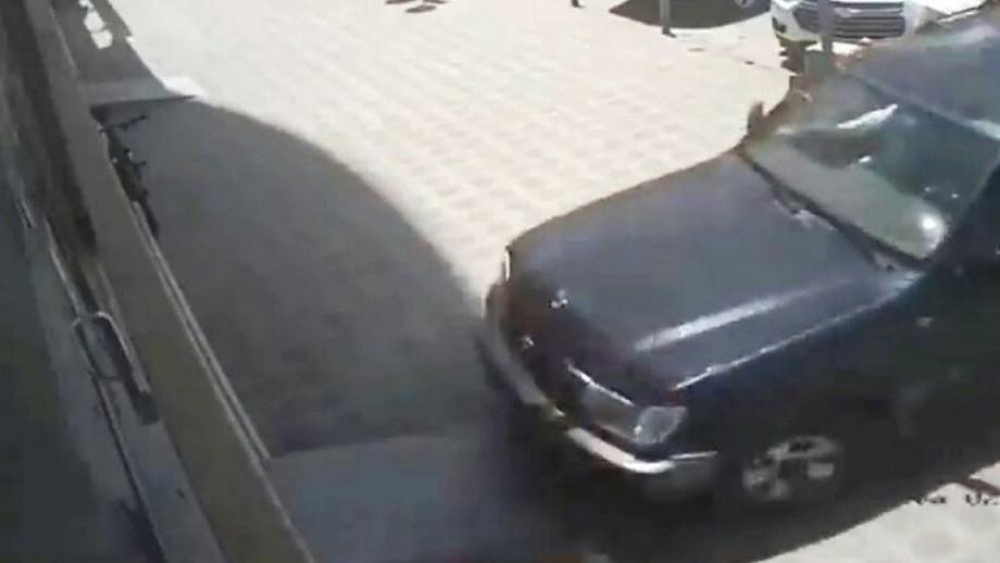 سعودية تدمر محلًا أثناء تدربها على القيادة