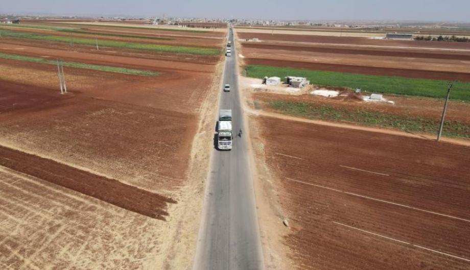 شاحنات محملة بالمساعدات تدخل إلى إدلب