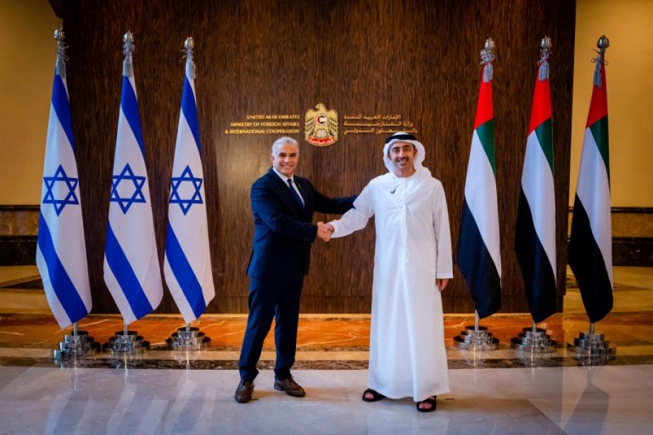 وزير الخارجية الإماراتي عبد الله بن زايد مع نظيره الإسرائيلي يائير لبيد بأبو ظبي