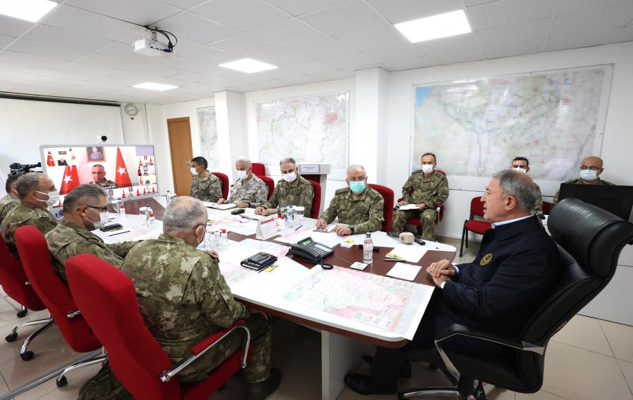 وزير الدفاع التركي خلال اجتماع مع قيادات الجيش