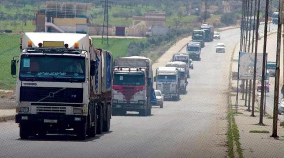 قافلة مساعدات إنسانية على الطريق بين حلب وإدلب