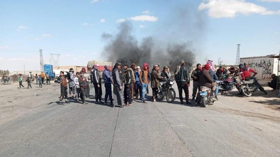 احتجاجات وقطع طرقات بريف دير الزور الغربي
