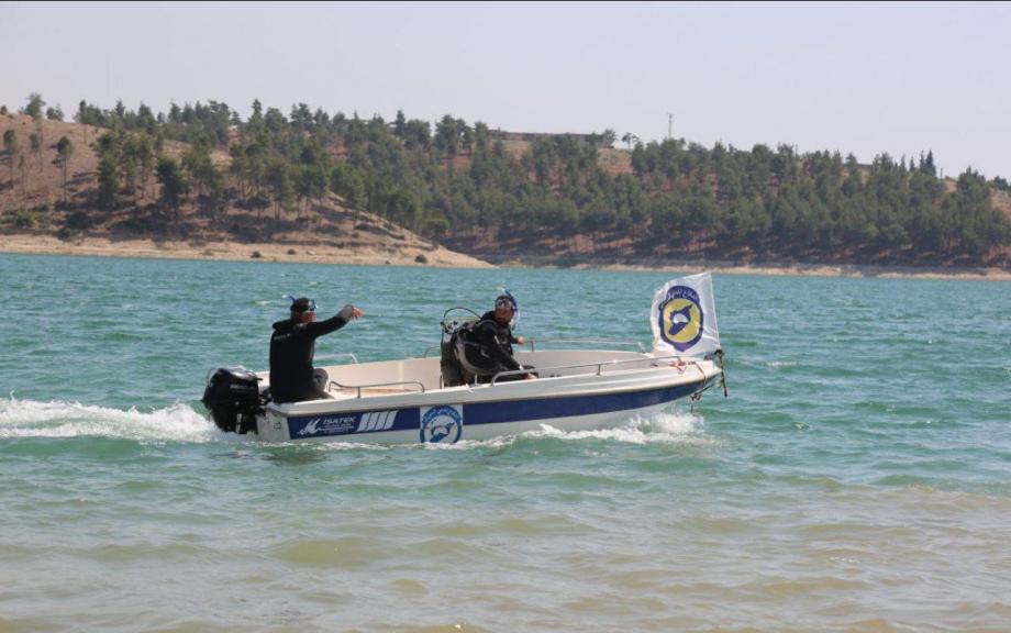 قارب لفرق الغطس في الدفاع المدني