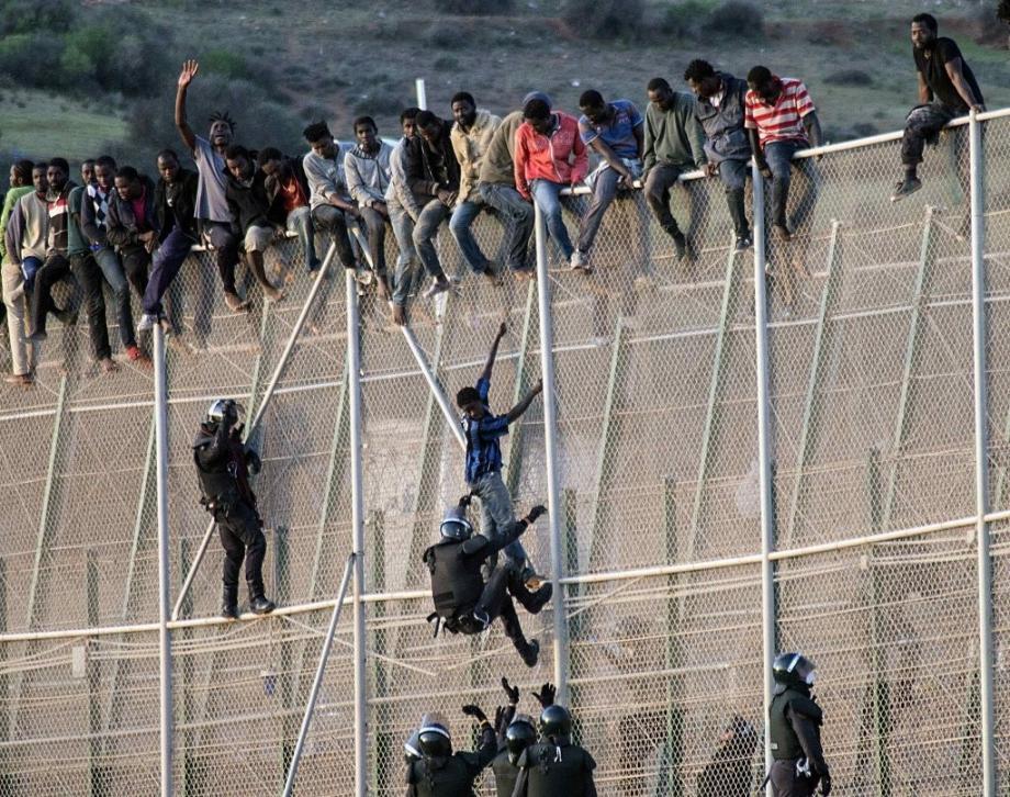 اقتحام مهاجرين السياج الحدودي من المغرب للعبور نحو جيب مليلية الإسباني