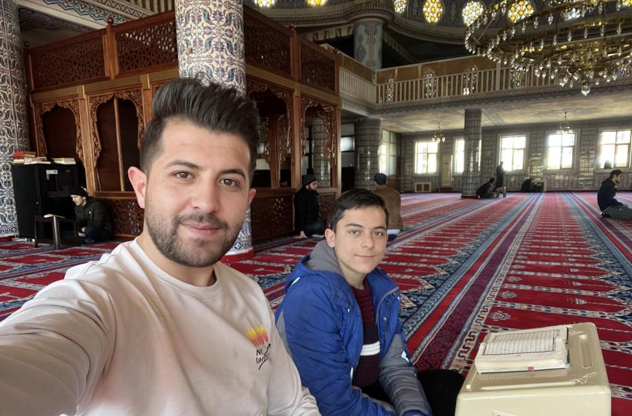 رجل الأعمال التركي رفقة الشاب السوري أحمد كنجو