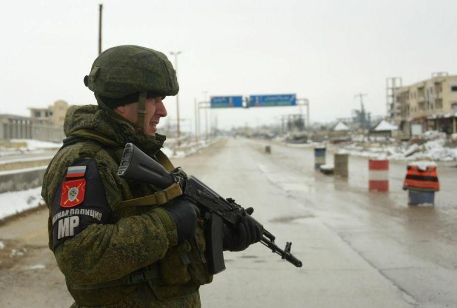 جندي روسي على طريق M5 بريف إدلب