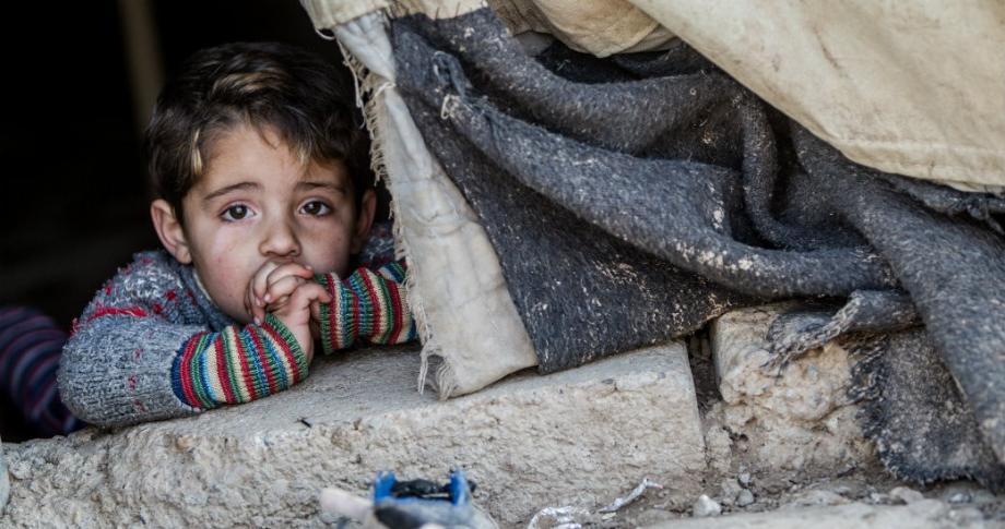 طفل بأحد المخميات شمالي سوريا