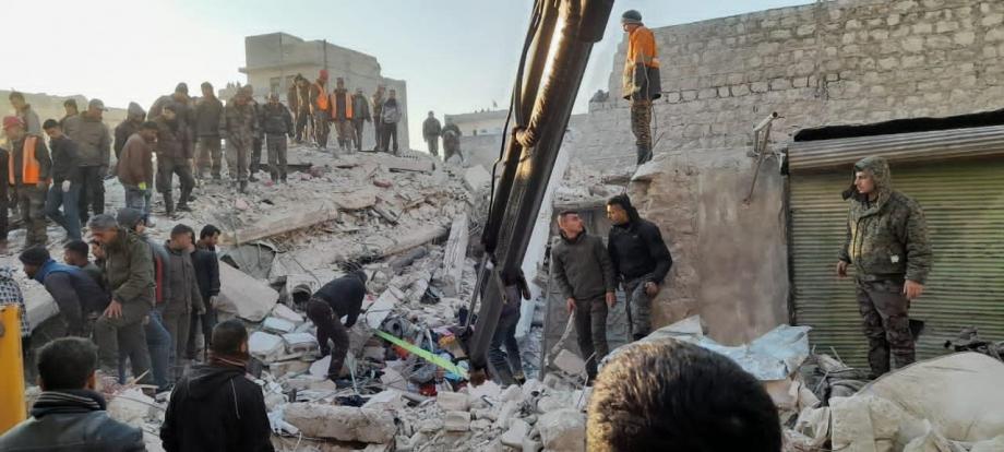 انهيار مبنى سكني في حلب