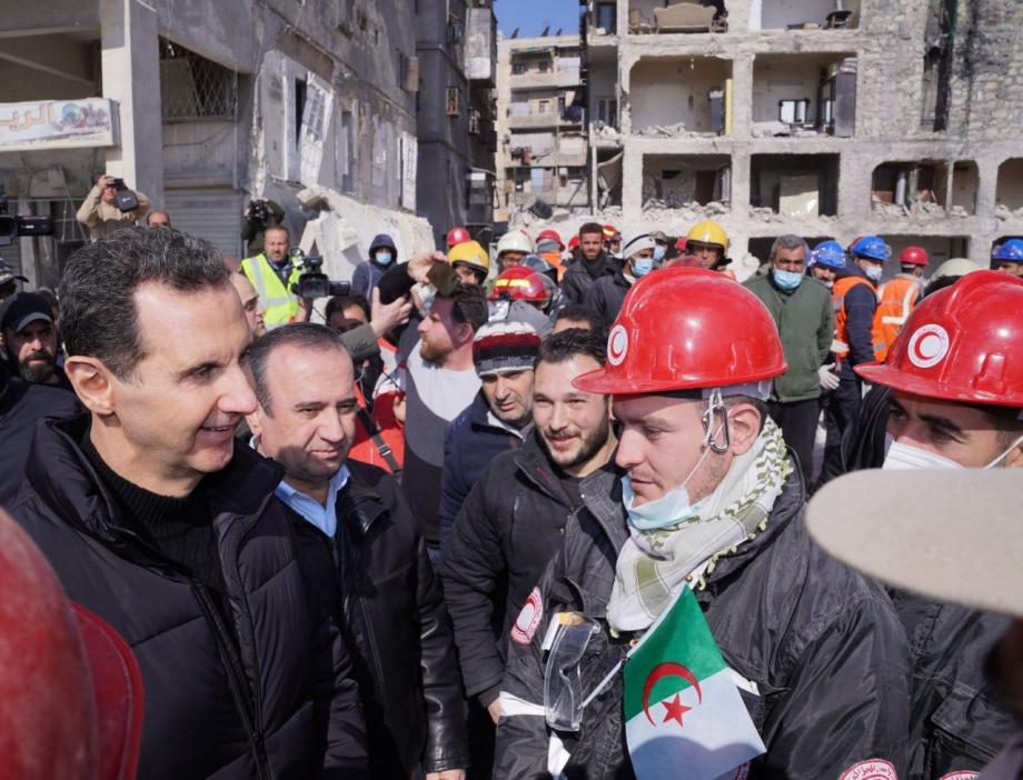 بشار الأسد فوق ركام الزلزال في مدينة حلب