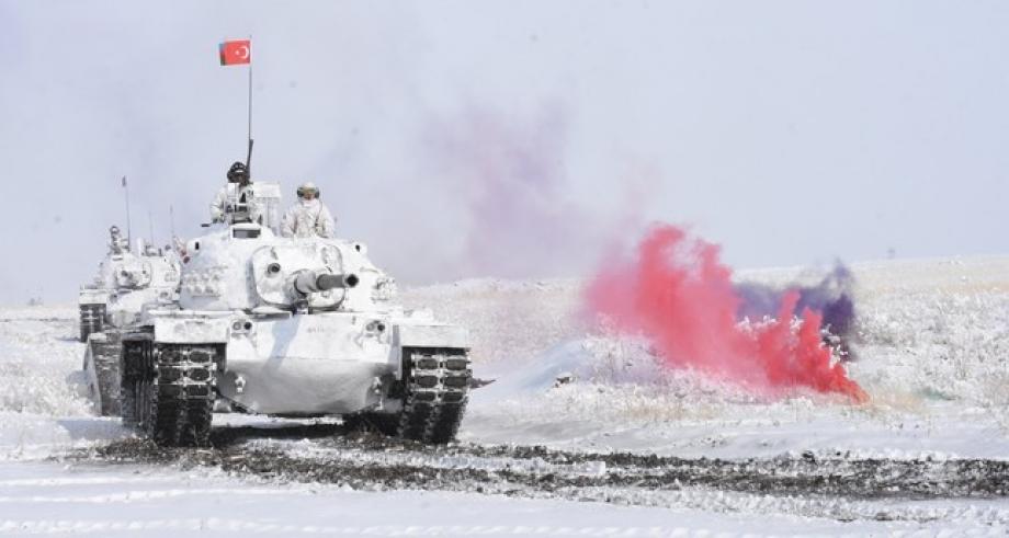 دبابات مطلية باللون الأبيض تشارك في مناورات شتاء 2023