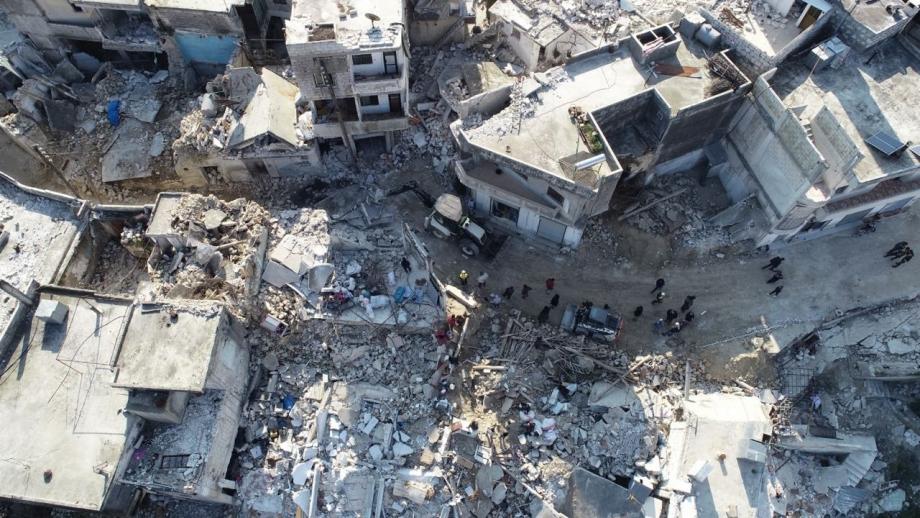 مأساة كبيرة.. وفاة 61 شخصاً من عائلة واحدة إثر الزلزال بريف إدلب