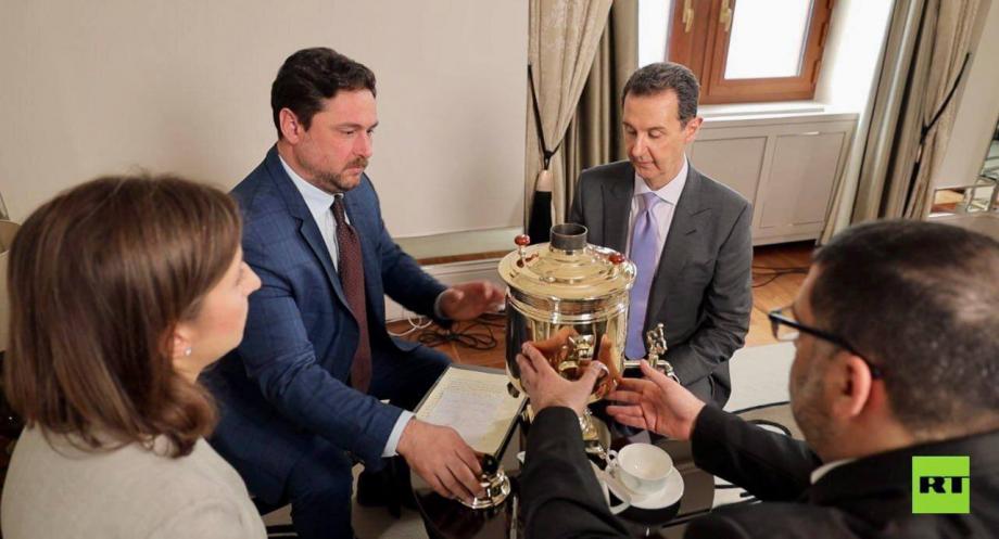 صحفيون روس يقدمون هدية لـ بشار الأسد