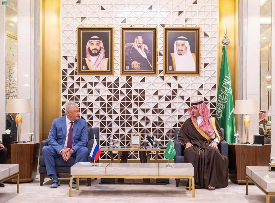 وزير الداخلية السعودي الأمير عبدالعزيز بن سعود ووزير الداخلية الروسي فلاديمير كولوكولتسيف يعقدان جلسة مباحثات رسمية.jpg