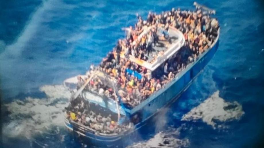 صورة للقارب الذي غرق نشرتها السلطات اليونانية