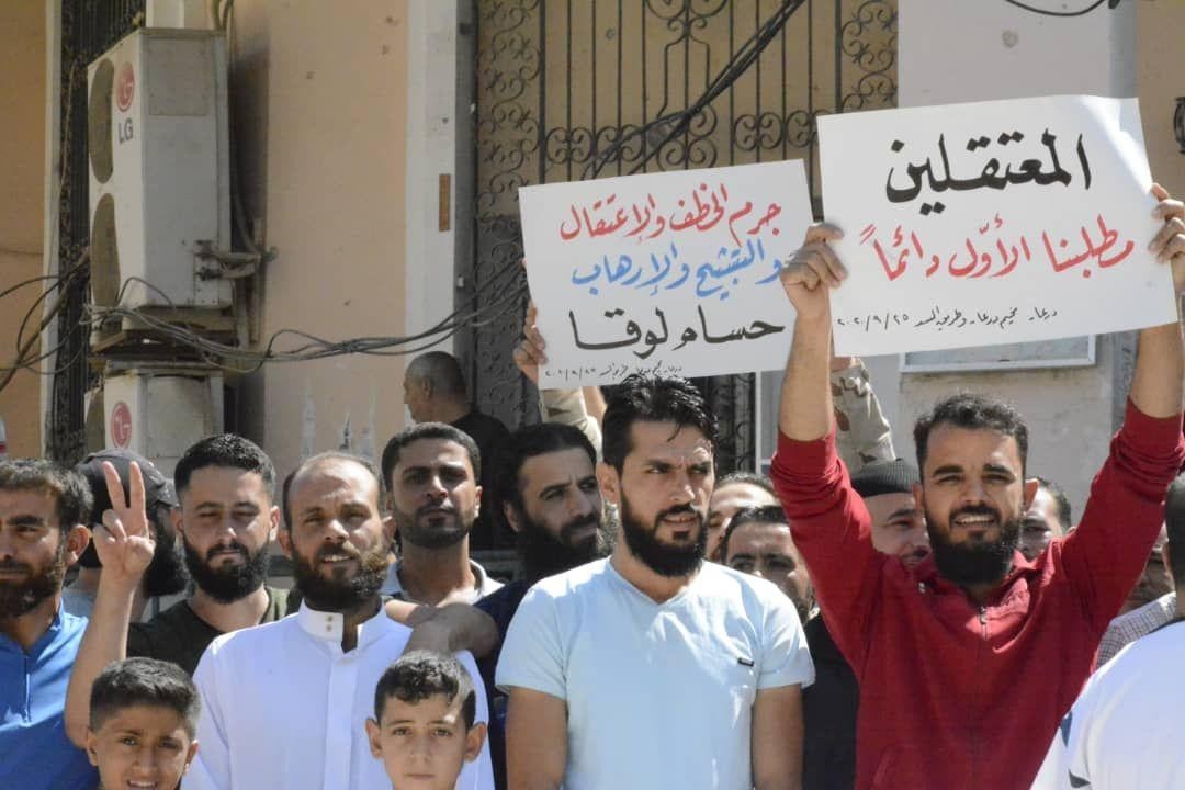 من الوقفة الاحتجاجية في حي طريق السد بمدينة درعا.6.j7.jpg