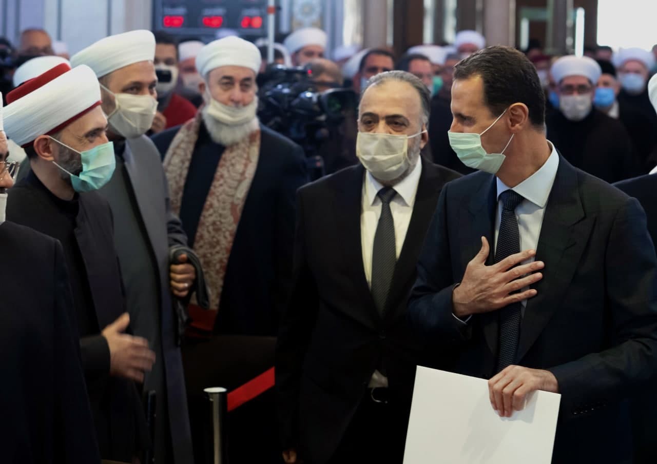 بشار الأسد مع وزير الأوقاف.jpg