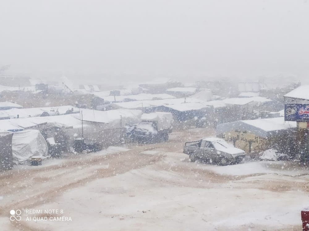 تساقط الثلوج في مخيمات الشمال السوري1.jpg