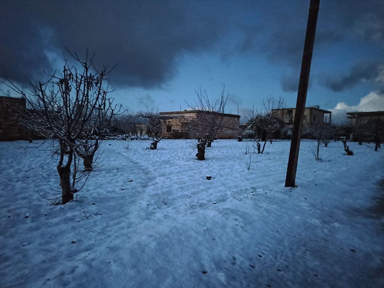 تساقط الثلوج في مخيمات الشمال السوري3.jpg