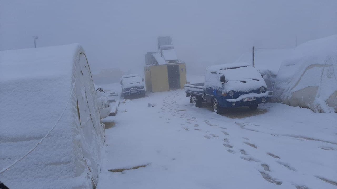 تساقط الثلوج في مخيمات الشمال السوري4.jpg