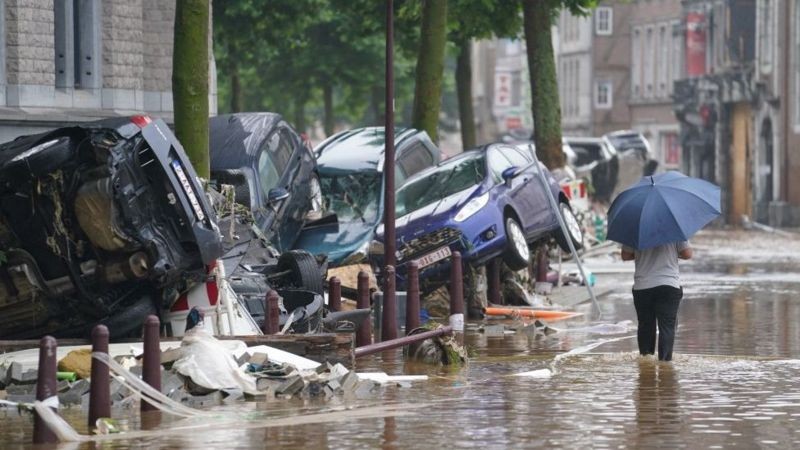 آثار الدمار الذي سببته الفيضانات في مدينة فيرفير البلجيكية.jpg